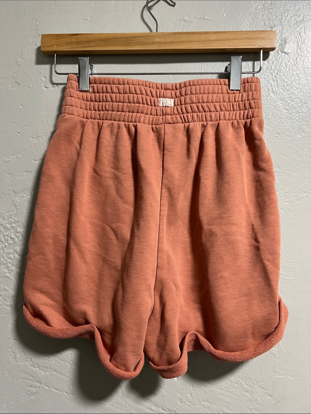 Nike Sportswear Femme French Terry orange shorts featuring a high-rise waist XS - Picture 5 of 7
